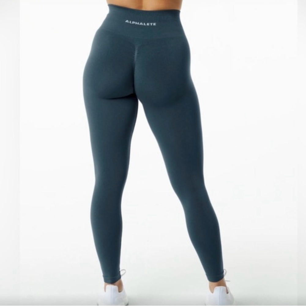 Alphalete Amplify Leggings size Medium- good condition, no tags